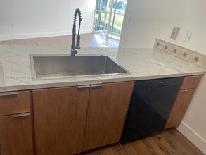 6995 NW 186th St in Hialeah, FL - Building Photo - Building Photo