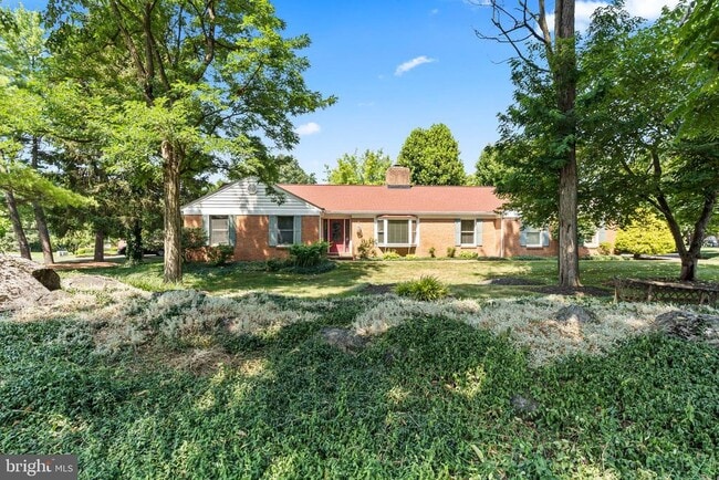 property at 1916 Applewood Cir