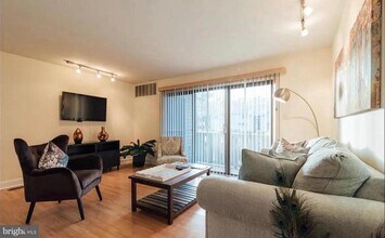 905 Woodhollow Dr in Evesham, NJ - Building Photo - Building Photo