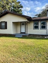 301 W Main St in Ore City, TX - Building Photo