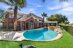 11823 Canyon Mills Dr in Houston, TX - Building Photo