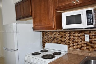 16851 NE 21st Ave in North Miami Beach, FL - Building Photo