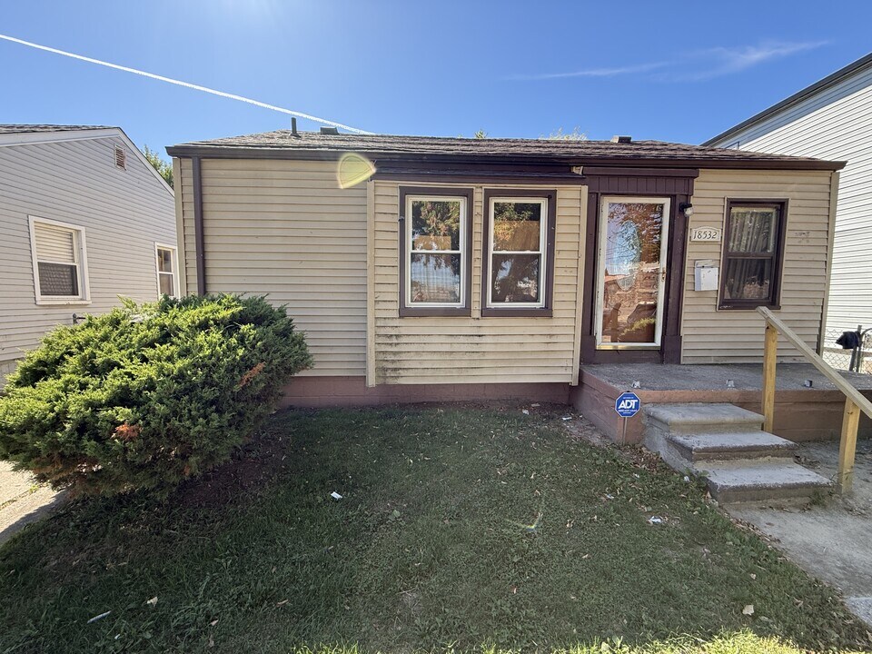 18532 Roscommon St in Harper Woods, MI - Building Photo