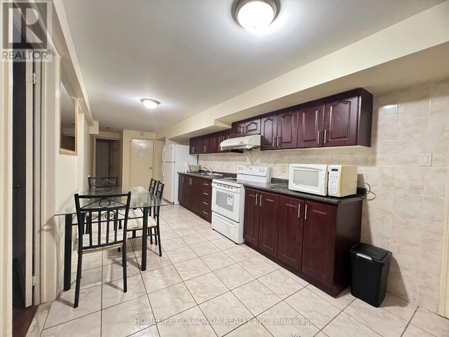 277 Huntington Ridge Dr in Mississauga, ON - Building Photo - Building Photo