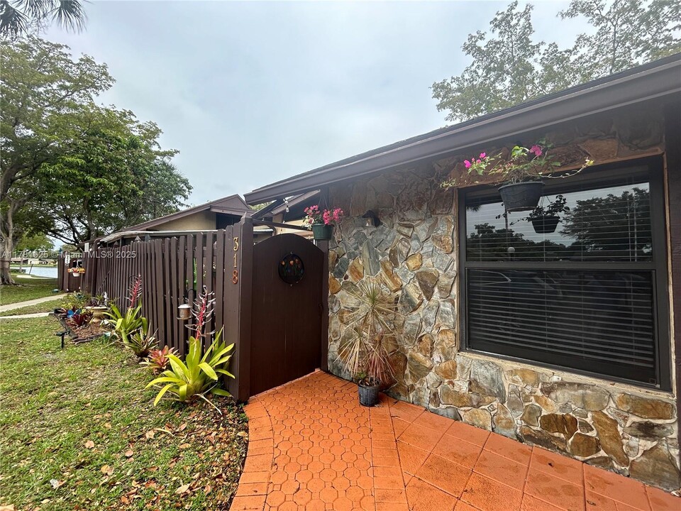 318 Briarwood Cir in Hollywood, FL - Building Photo