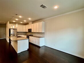 10916 Cannes Memorial Dr in Houston, TX - Foto de edificio - Building Photo