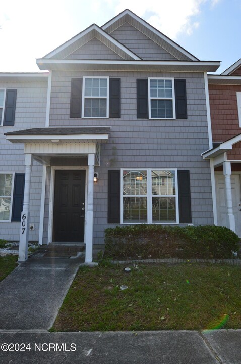 27 E Doris Ave in Jacksonville, NC - Building Photo