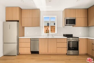 5912 1/2 Mammoth Ave in Los Angeles, CA - Building Photo - Building Photo