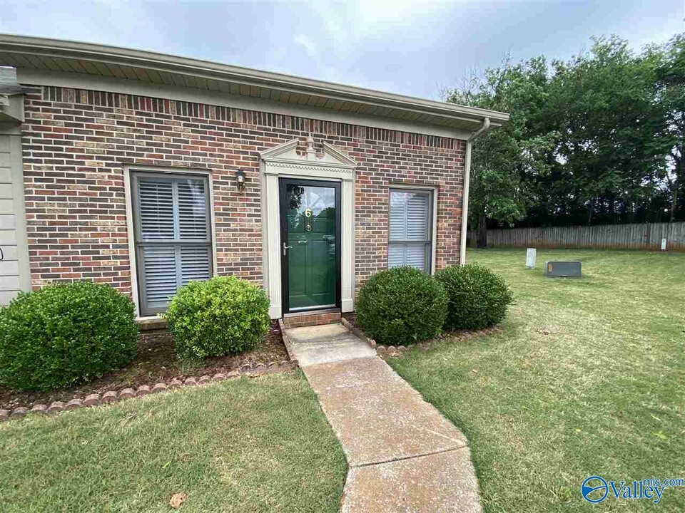8136 Oldfield Rd SW in Huntsville, AL - Building Photo
