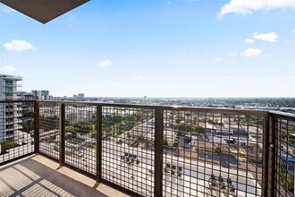 555 NE 8th St, Unit 1008 in Fort Lauderdale, FL - Building Photo - Building Photo