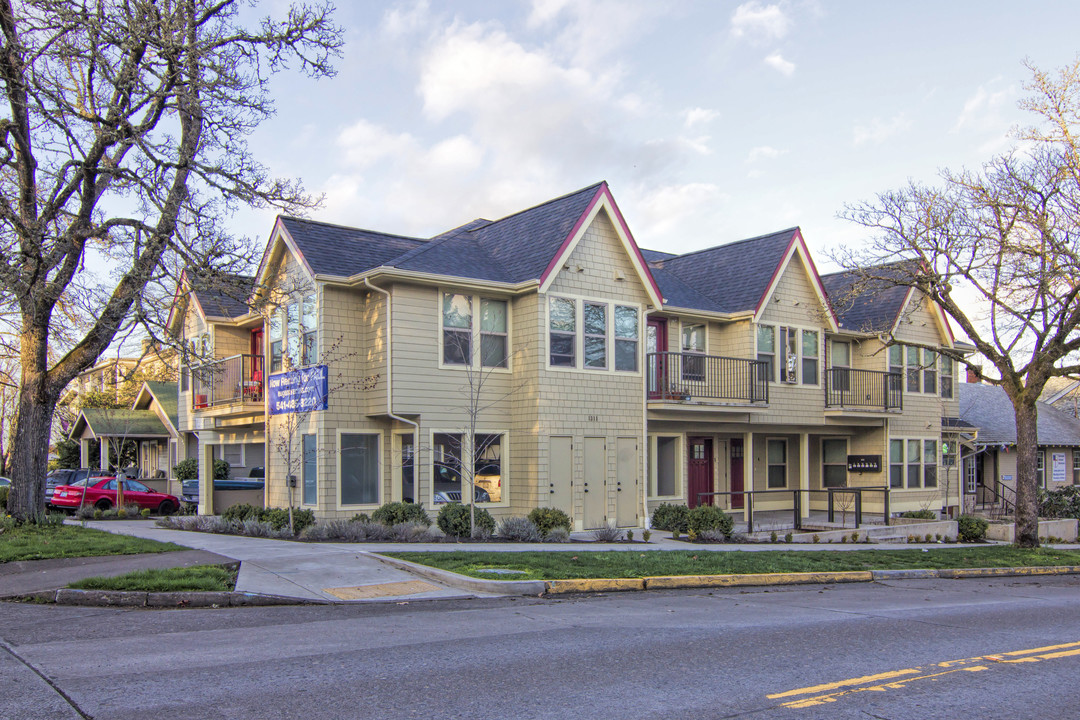 U of O Campus 6-Plex Apartment Building in Eugene, OR - Building Photo