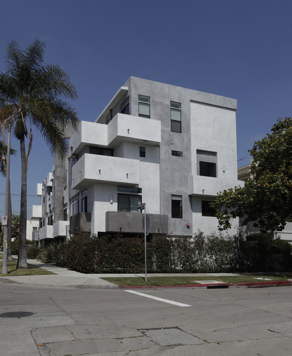 1069 S Sherbourne Dr in Los Angeles, CA - Building Photo