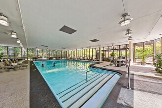 320 E Ontario St in Chicago, IL - Foto de edificio - Building Photo