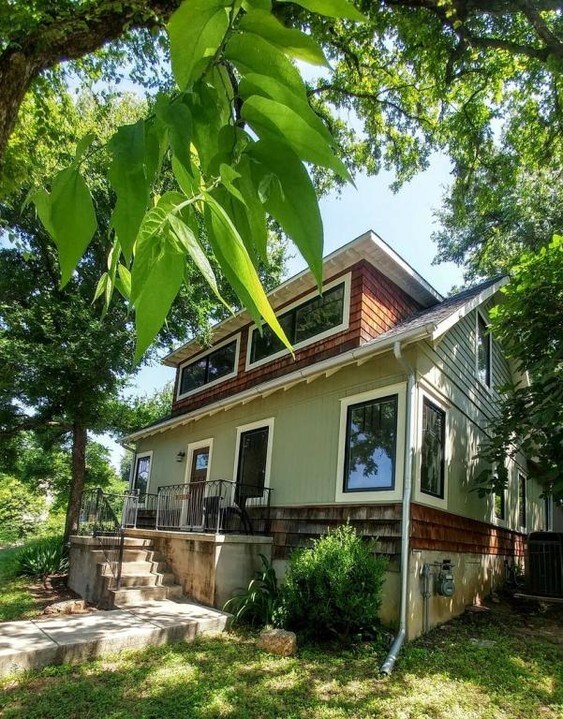 2110 De Verne St in Austin, TX - Building Photo