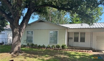 1805 E Guadalupe St in Victoria, TX - Building Photo