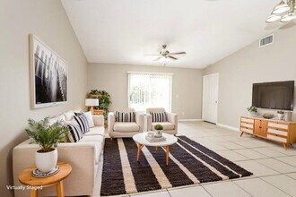 391 SW Undallo Rd in Port St. Lucie, FL - Foto de edificio - Building Photo