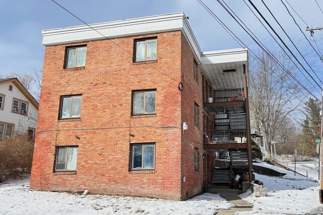 6631 Chester Ave, Unit 3 in Hudson, NY - Foto de edificio - Building Photo