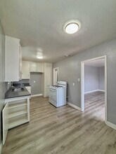 528 W Magnolia St in Compton, CA - Foto de edificio - Building Photo