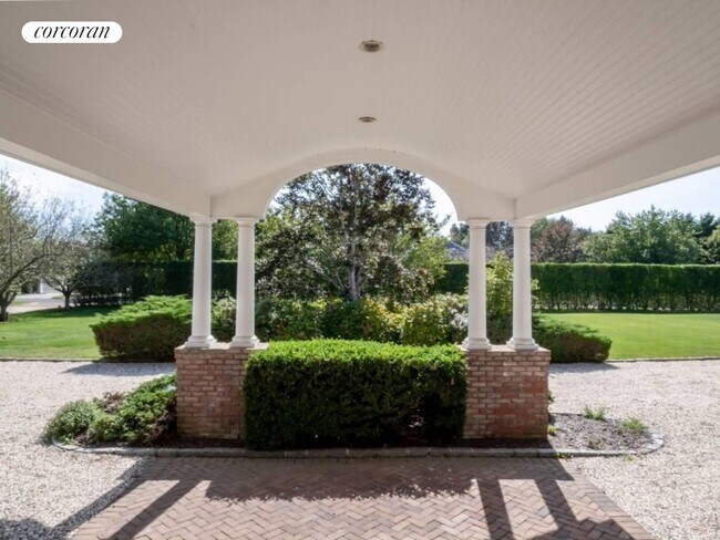 7 Halsey Farm Dr in Southampton, NY - Building Photo - Building Photo