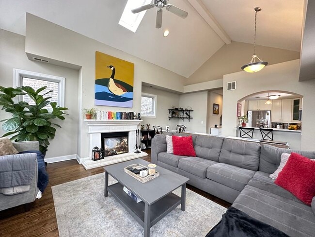 643 W Belmont Ave, Unit G05C