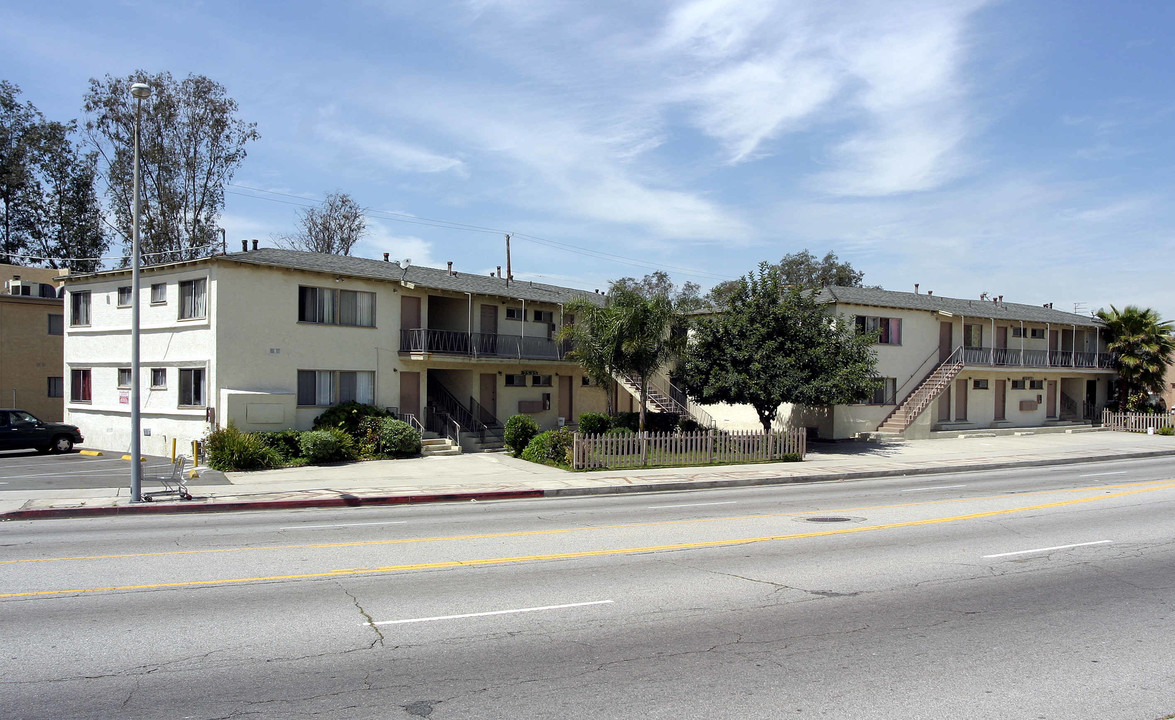 7535-7545 Whitsett Ave in North Hollywood, CA - Building Photo