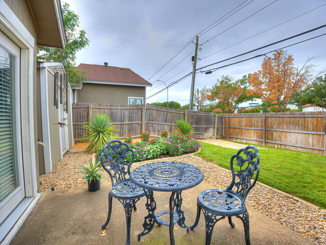 Highland Villas in Arlington, TX - Foto de edificio - Building Photo