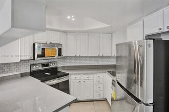 8343 Lake Dr in Doral, FL - Building Photo - Building Photo