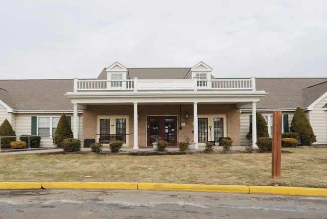 Middlewoods of Newington in Newington, CT - Foto de edificio - Building Photo