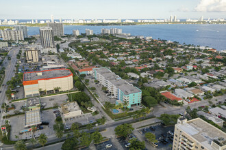 The Breeze Condominiums in North Bay Village, FL - Foto de edificio - Building Photo