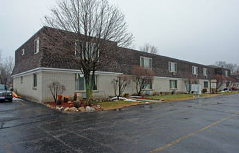 Bloomfield Lakes in Keego Harbor, MI - Building Photo - Building Photo