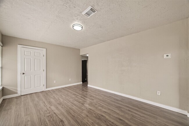 property at 1221 Parkway Dr