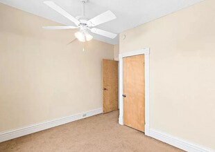 4729 McCulloch St, Unit 2 in Duluth, MN - Foto de edificio - Building Photo