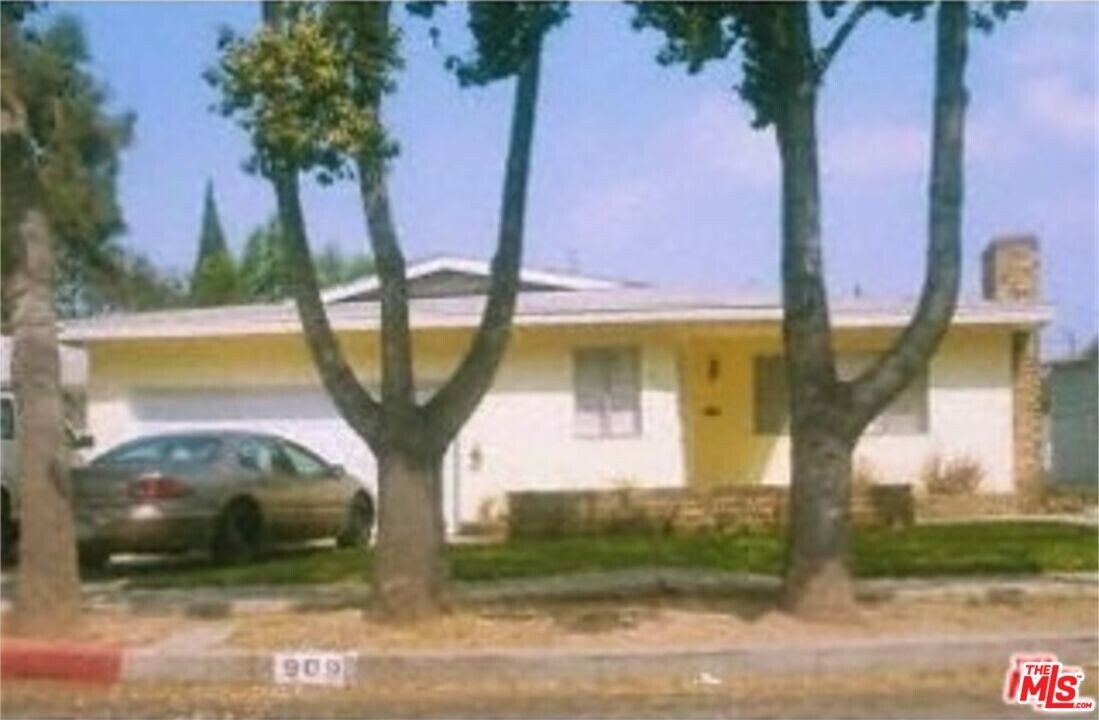 909 E 68th St in Inglewood, CA - Building Photo