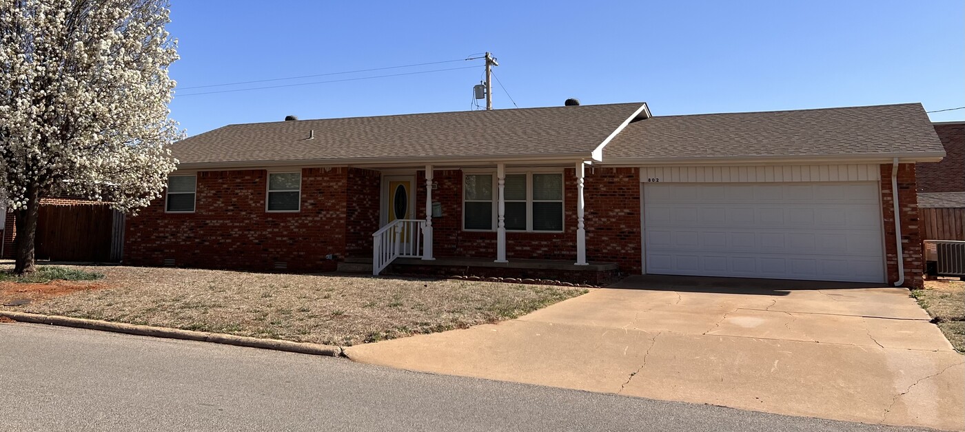 802 E Huber Ave in Weatherford, OK - Foto de edificio