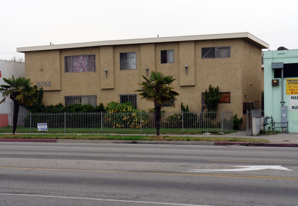 10706 S Prairie Ave in Inglewood, CA - Building Photo