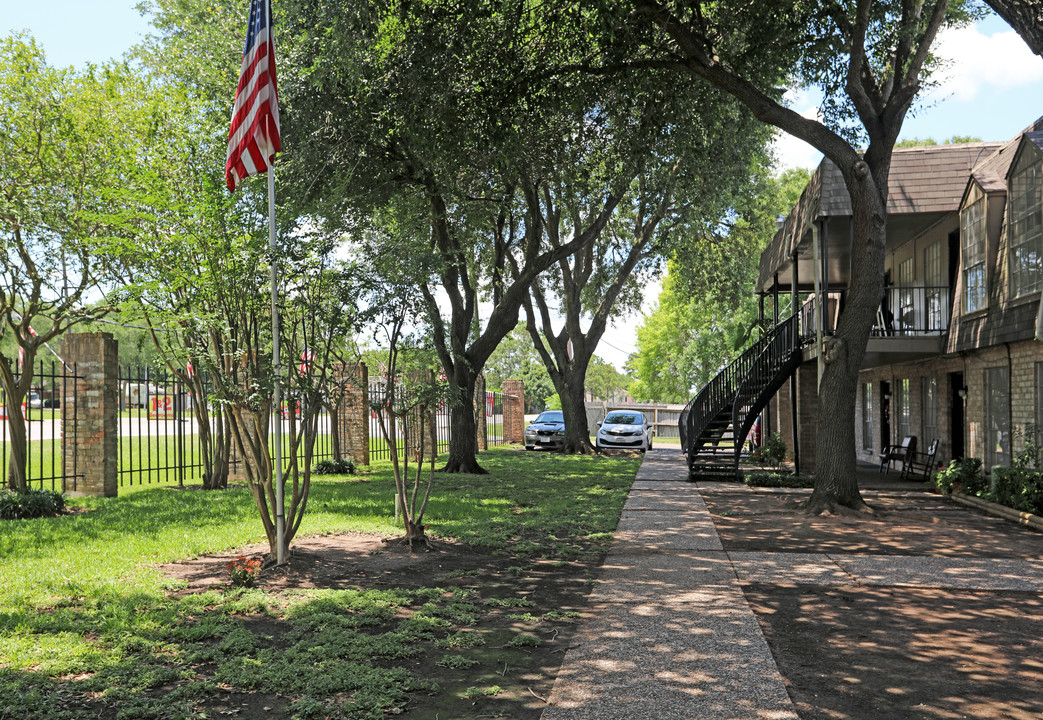 Town and Country Apartments Photo