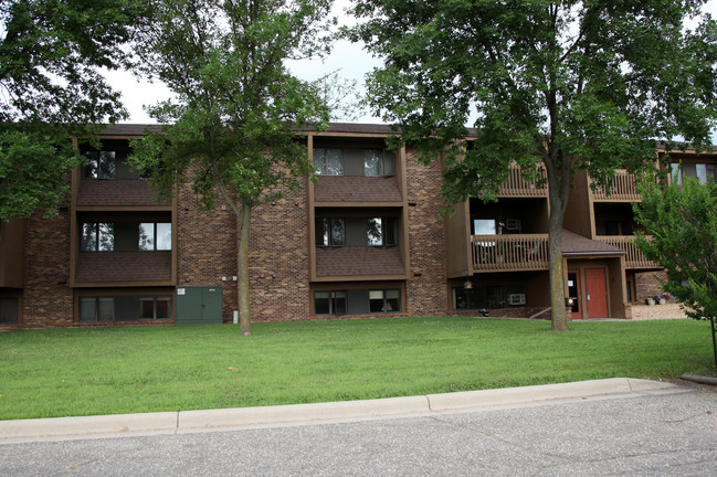 Heritage Square Apartments in Hutchinson, MN - Building Photo - Building Photo