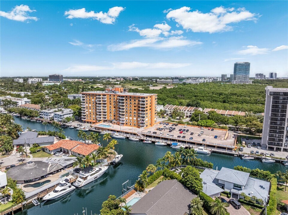 2450 NE 135th St in North Miami, FL - Building Photo