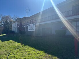 701 Canada St, Unit 2A in Jacksonville, TX - Building Photo