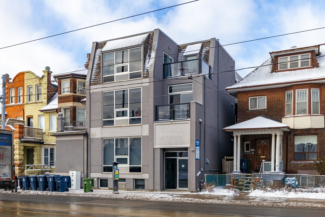 686 Bathurst St in Toronto, ON - Building Photo