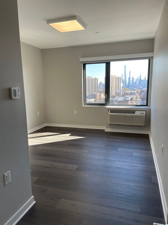 4900 Murphy Pl in West New York, NJ - Building Photo