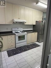 555 St Clair Ave W in Toronto, ON - Building Photo - Building Photo