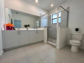 213 SW 159th Way in Pembroke Pines, FL - Foto de edificio - Building Photo