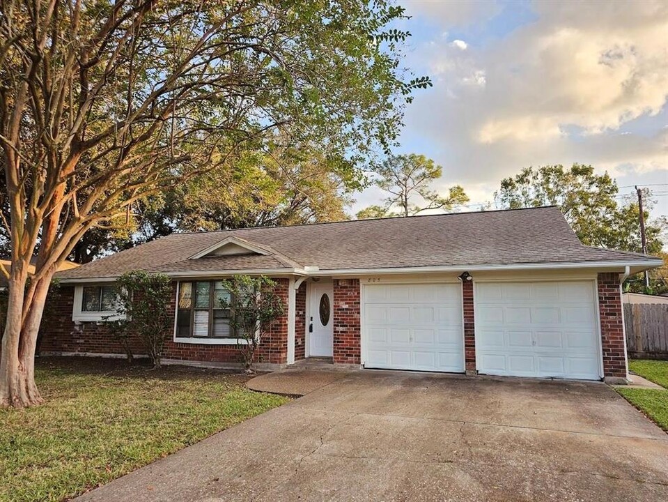 805 Regency Dr in Deer Park, TX - Building Photo