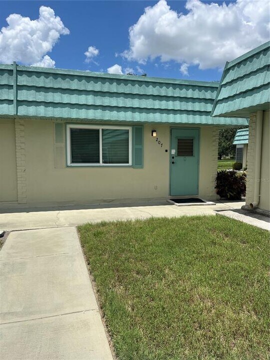 101 Cambridge Trail in Sun City Center, FL - Building Photo