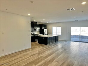 6825 Denton Ct in Las Vegas, NV - Foto de edificio - Building Photo