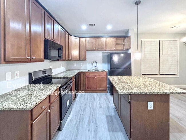 1305 Sweetbriar Cir in East Point, GA - Building Photo - Building Photo