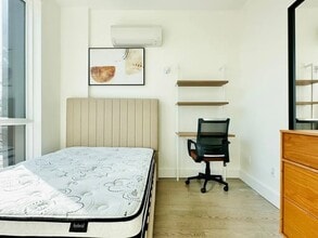 Furnished room/NOT APARTMENT, Unit 2 in Queens, NY - Foto de edificio - Building Photo