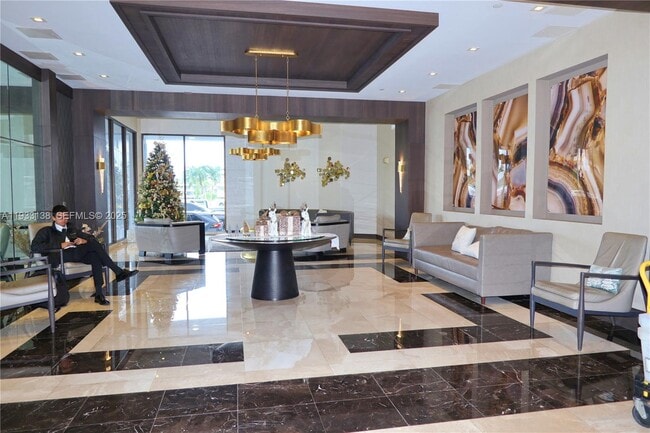 20515 E Country Club Dr in Miami, FL - Foto de edificio - Building Photo