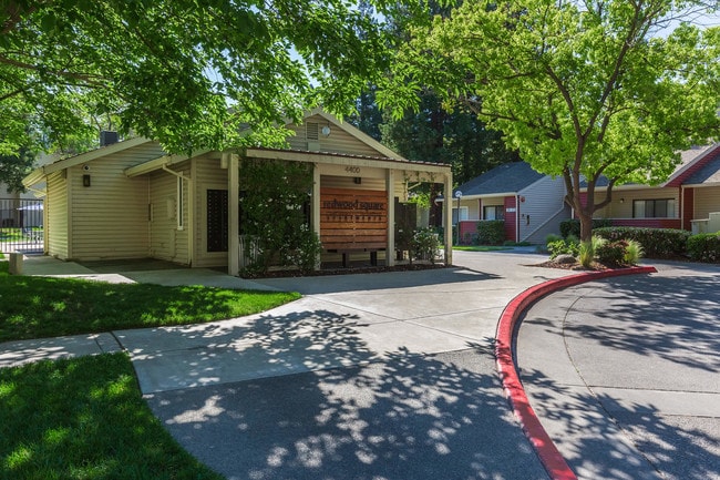 Redwood Square in Sacramento, CA - Foto de edificio - Building Photo